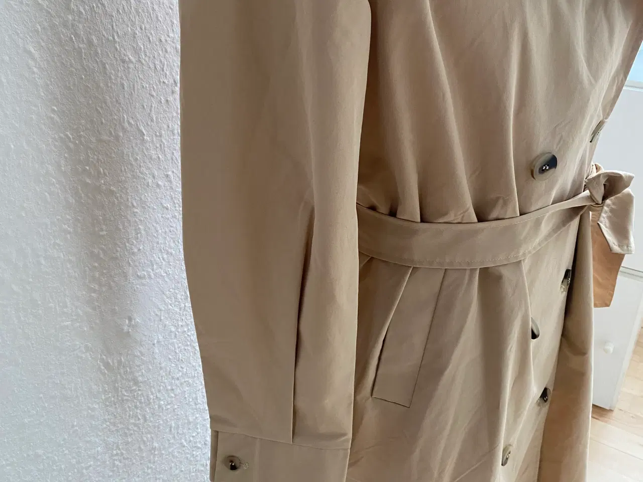 Billede 5 - Beige Trenchcoat fra Vila 