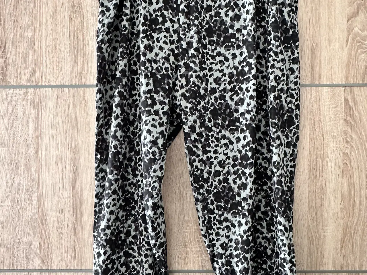 Billede 2 - Leopard bukser m lommer str. 4 Xl 