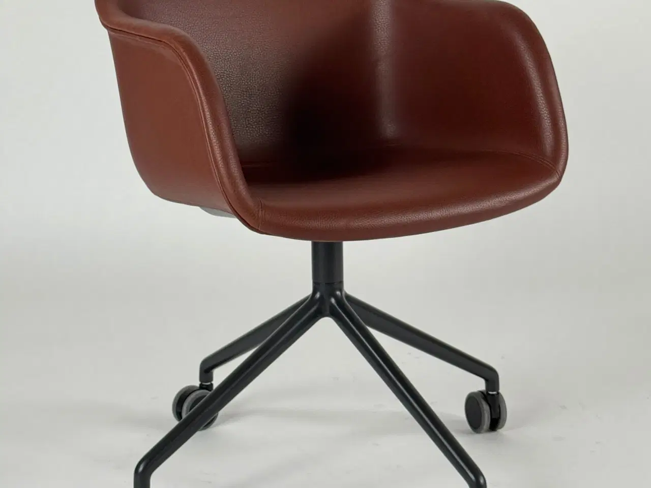 Billede 1 - Muuto Fiber Armchair m. Hjul - Brun/Læder