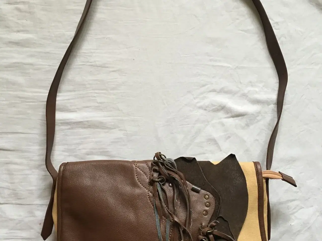 Billede 5 - Beige og brunfarvet taske