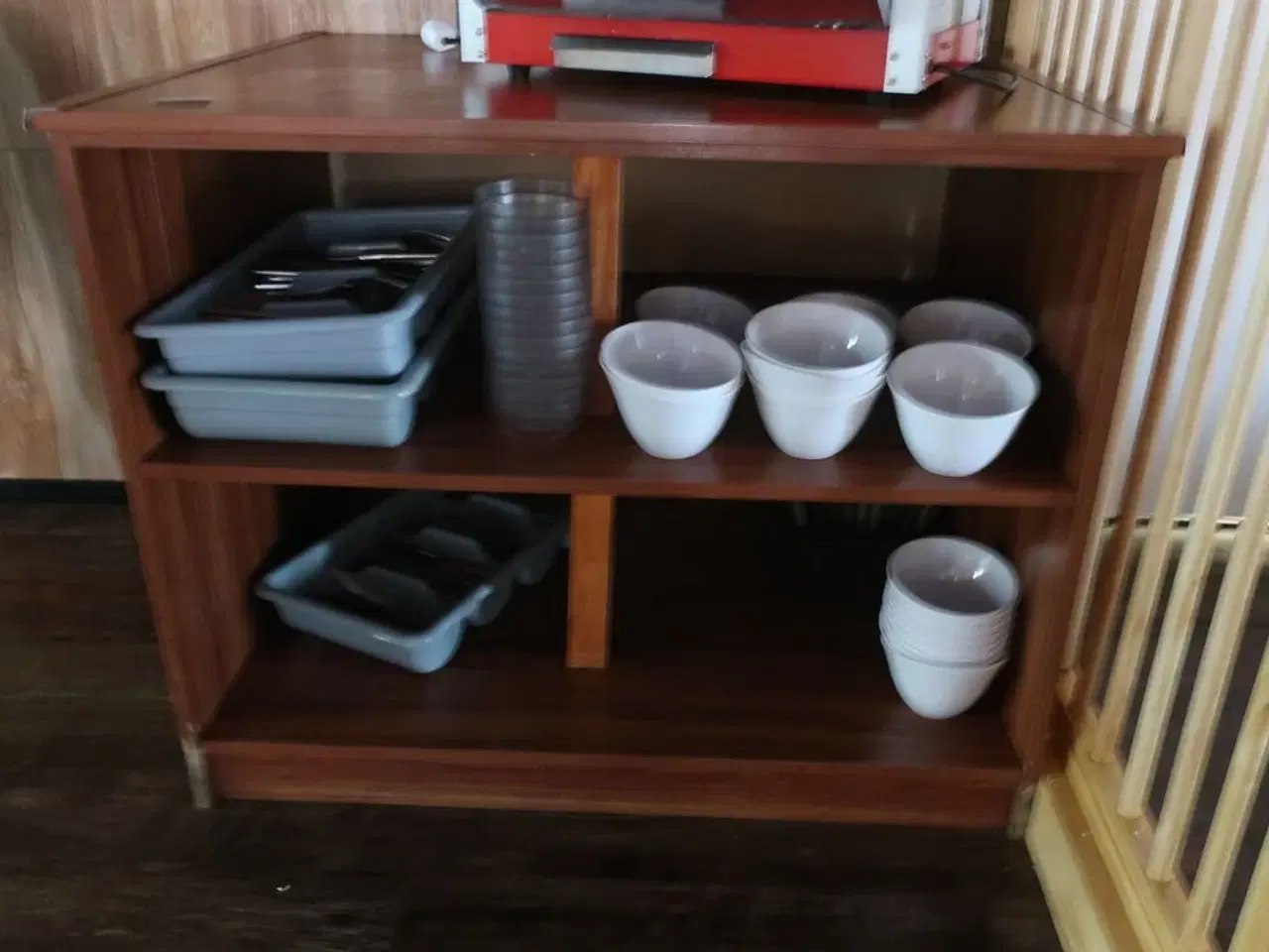 Billede 2 - Bord med indhold