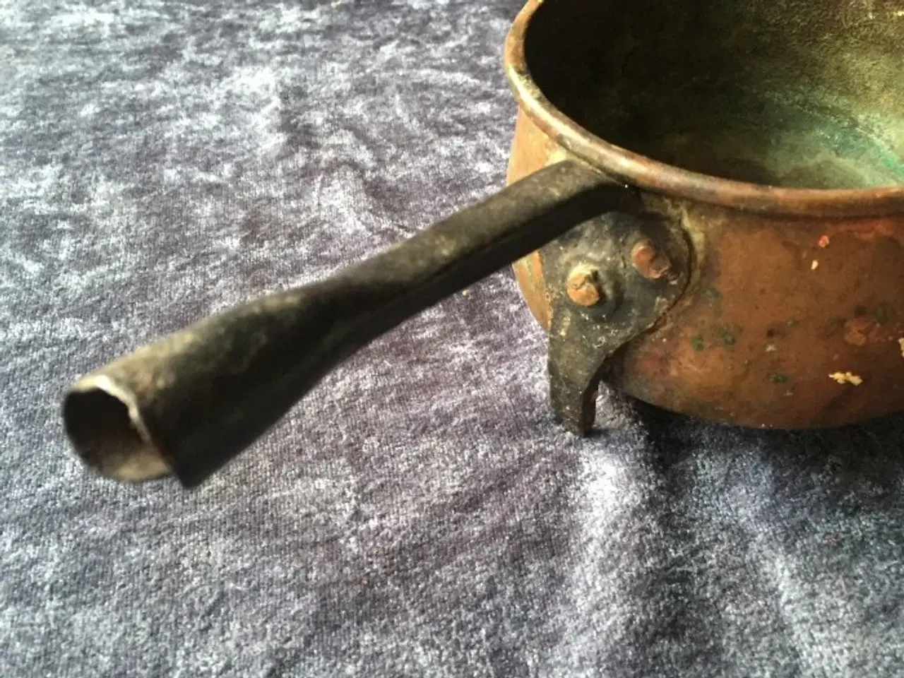 Billede 1 - Antik kobber skål med hank på tre ben