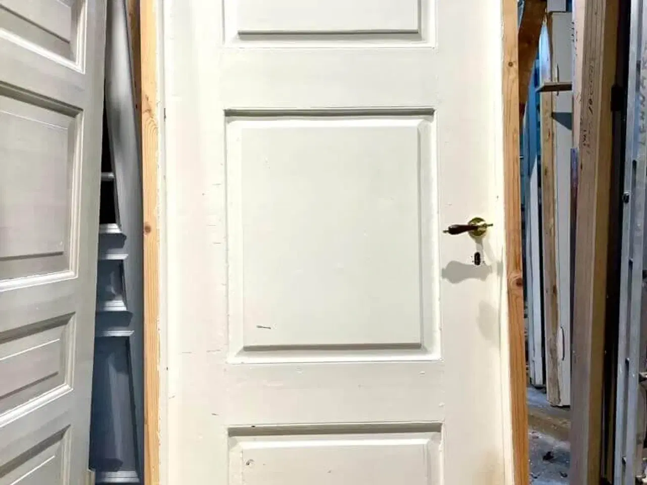 Billede 2 - Lav, klassisk bondehusdør m. nyere karm