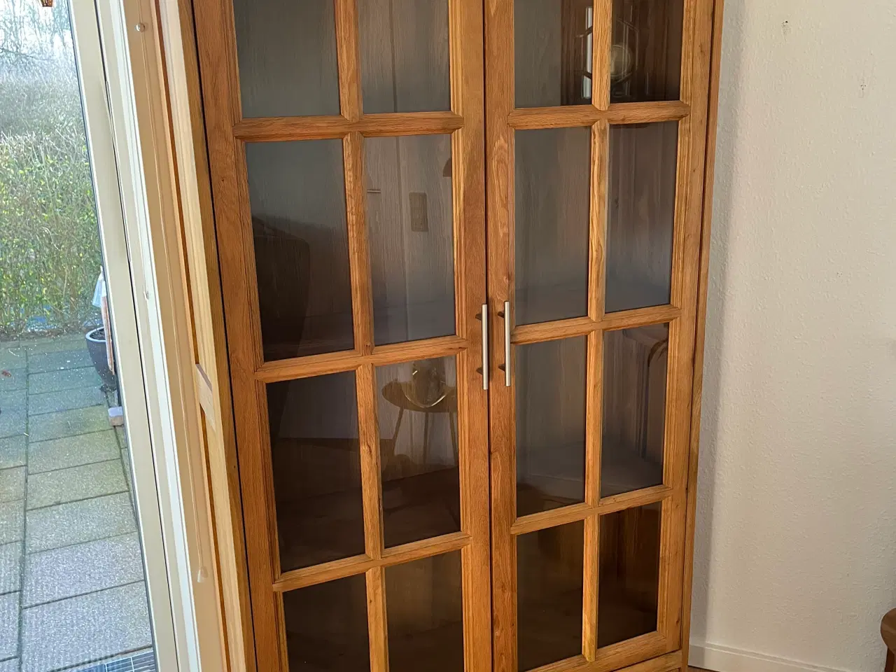 Billede 3 - Vitrine-/Bogskab i massiv olieret eg