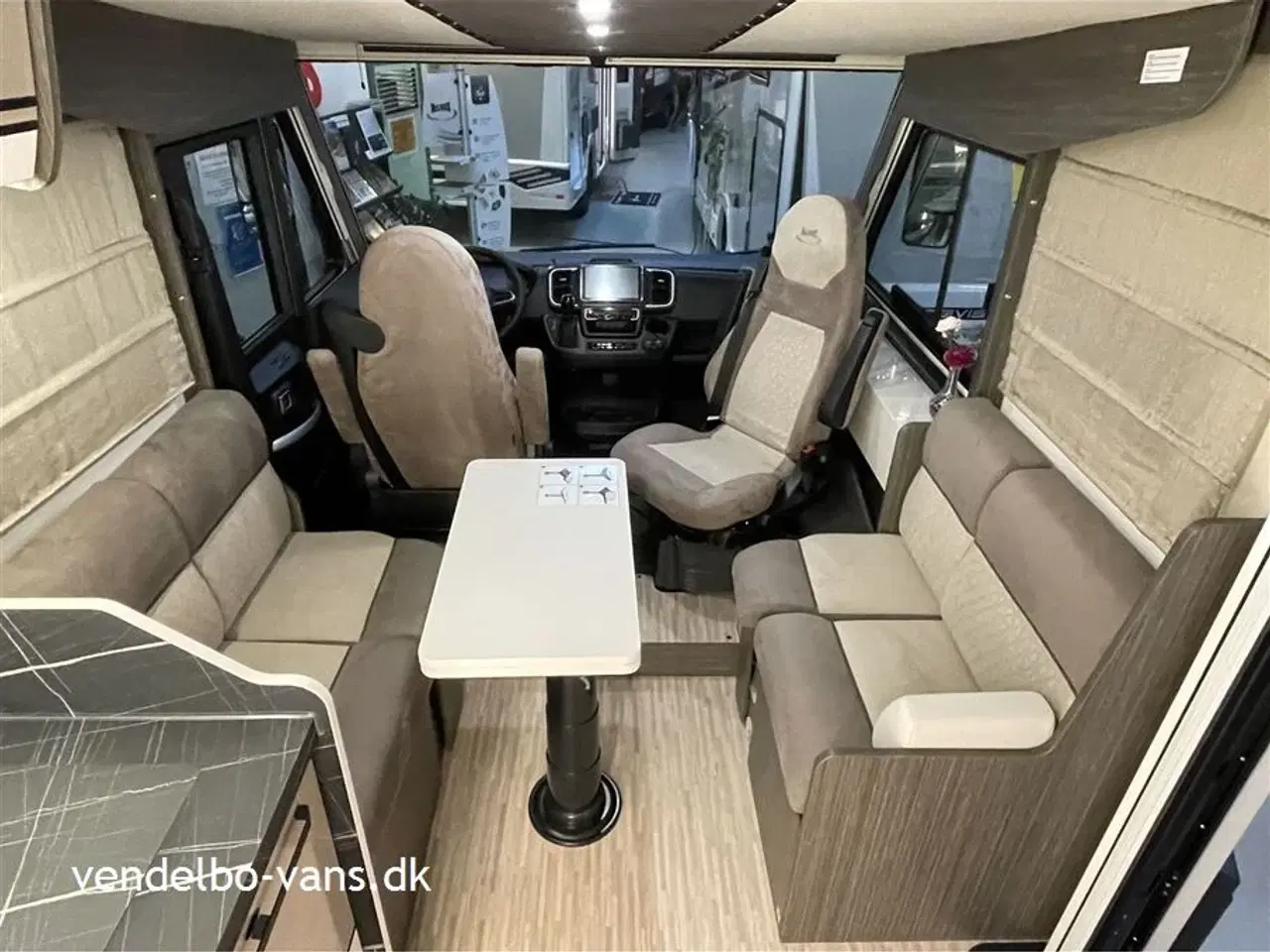 Billede 17 - 2026 - McLouis Nevis Lounge og stor højdejusterbar dobbeltseng bag + dobbeltseng foran