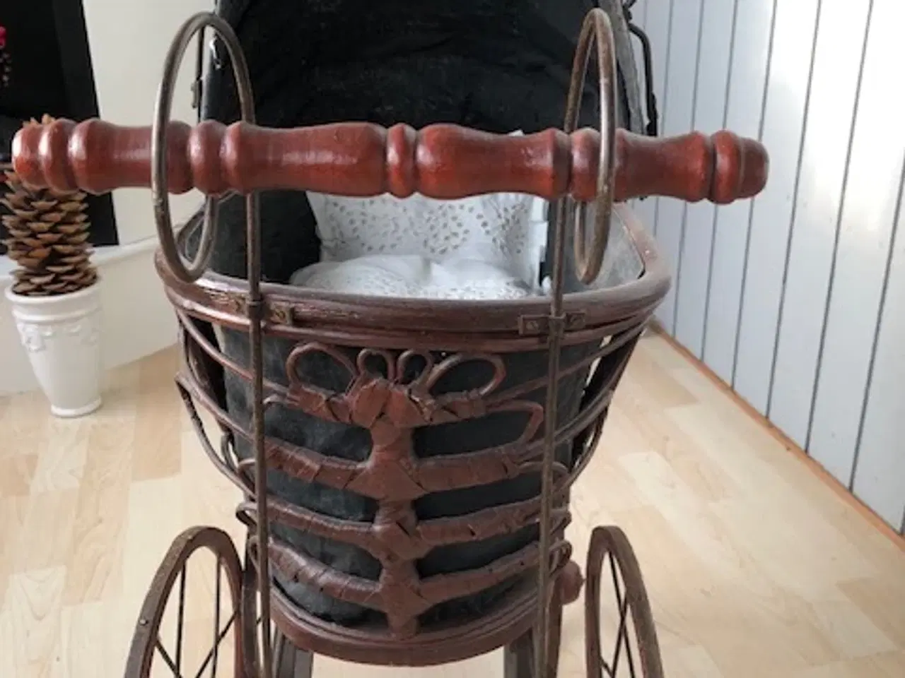 Billede 2 - Gammel dukkevogn med dukke