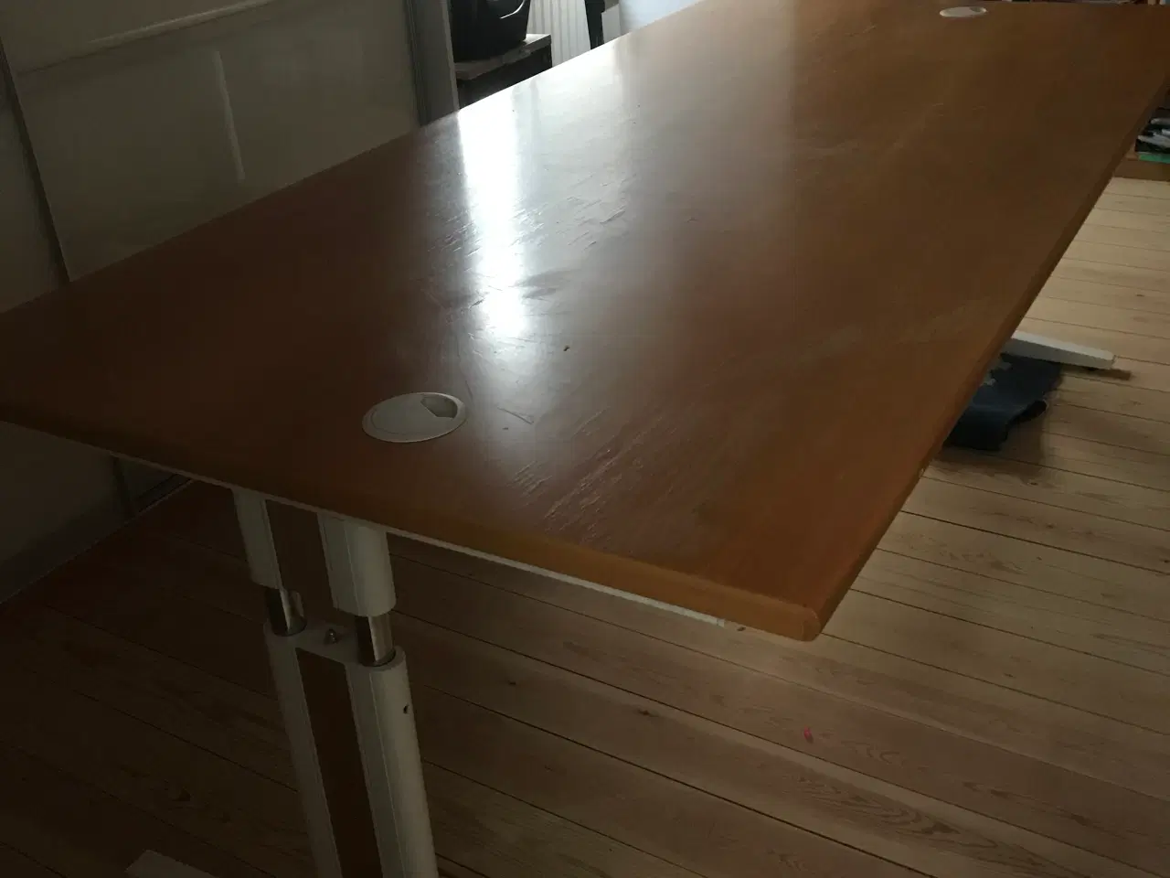 Billede 1 - Skrivebord lakeret bøg