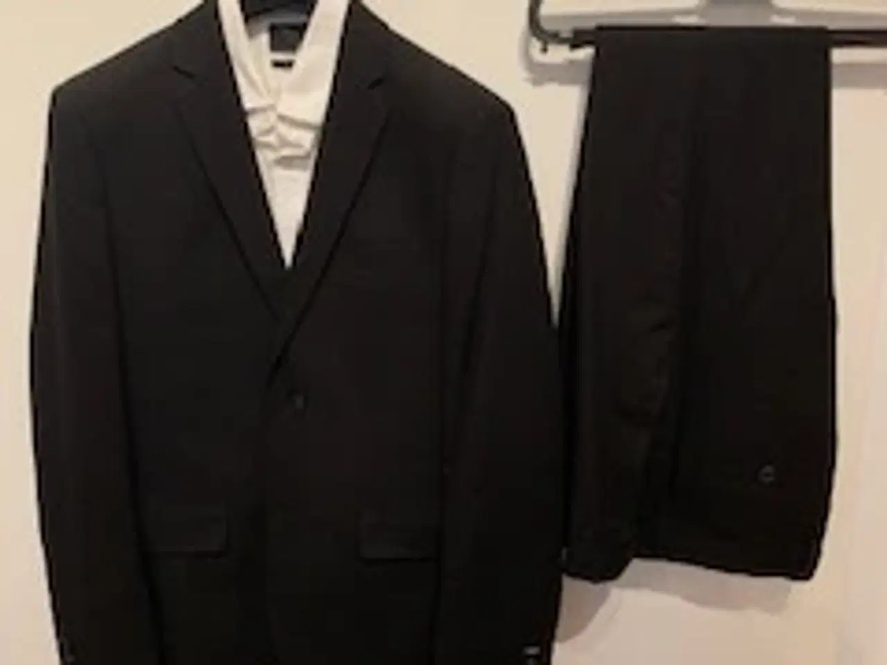 Billede 2 - Konfirmationstøj i perfekt stand
