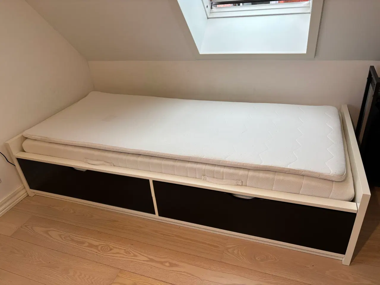 Billede 1 - Seng med skuffer 90x200 cm