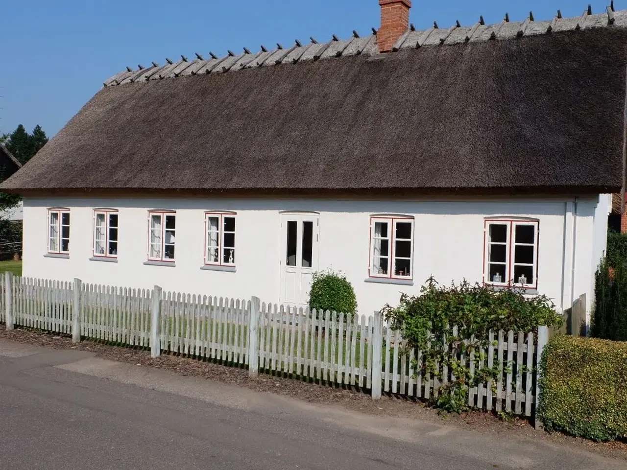 Billede 1 - Hyggeligt, autentisk og nyrenoveret bondehus med str�tag og stor have i rolige omgivelser.