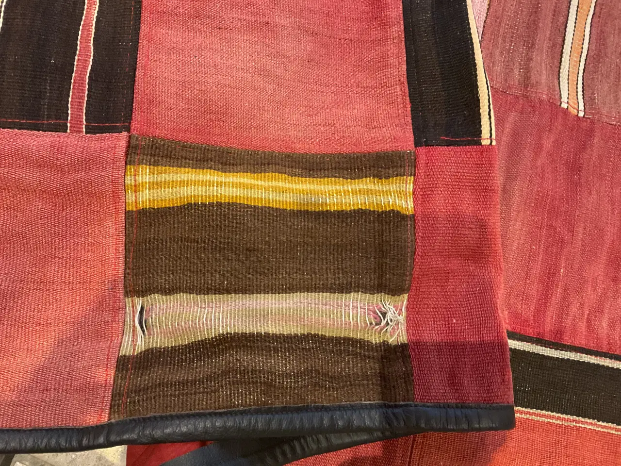 Billede 2 - Vintage kelim tæppe med sort læderkant