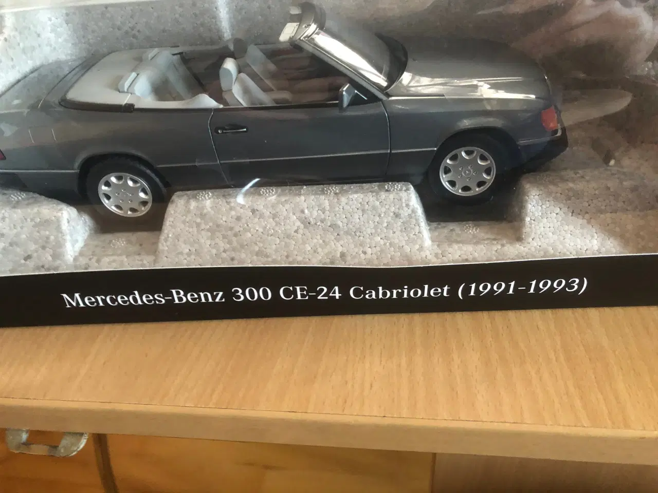 Billede 1 - 1:18 Mercedes 300 CE 24v Cabriolet