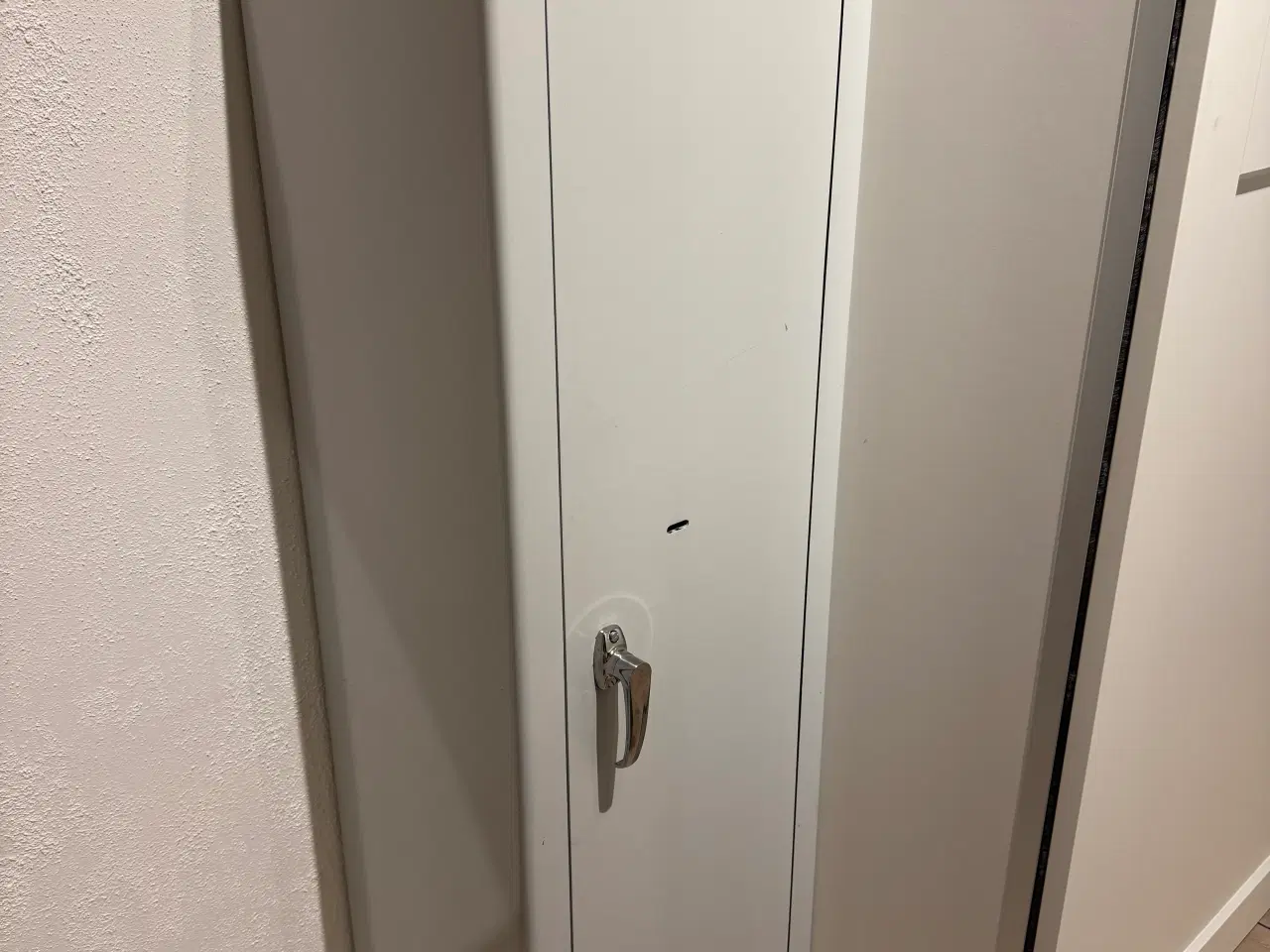 Billede 1 - Våbenskab 