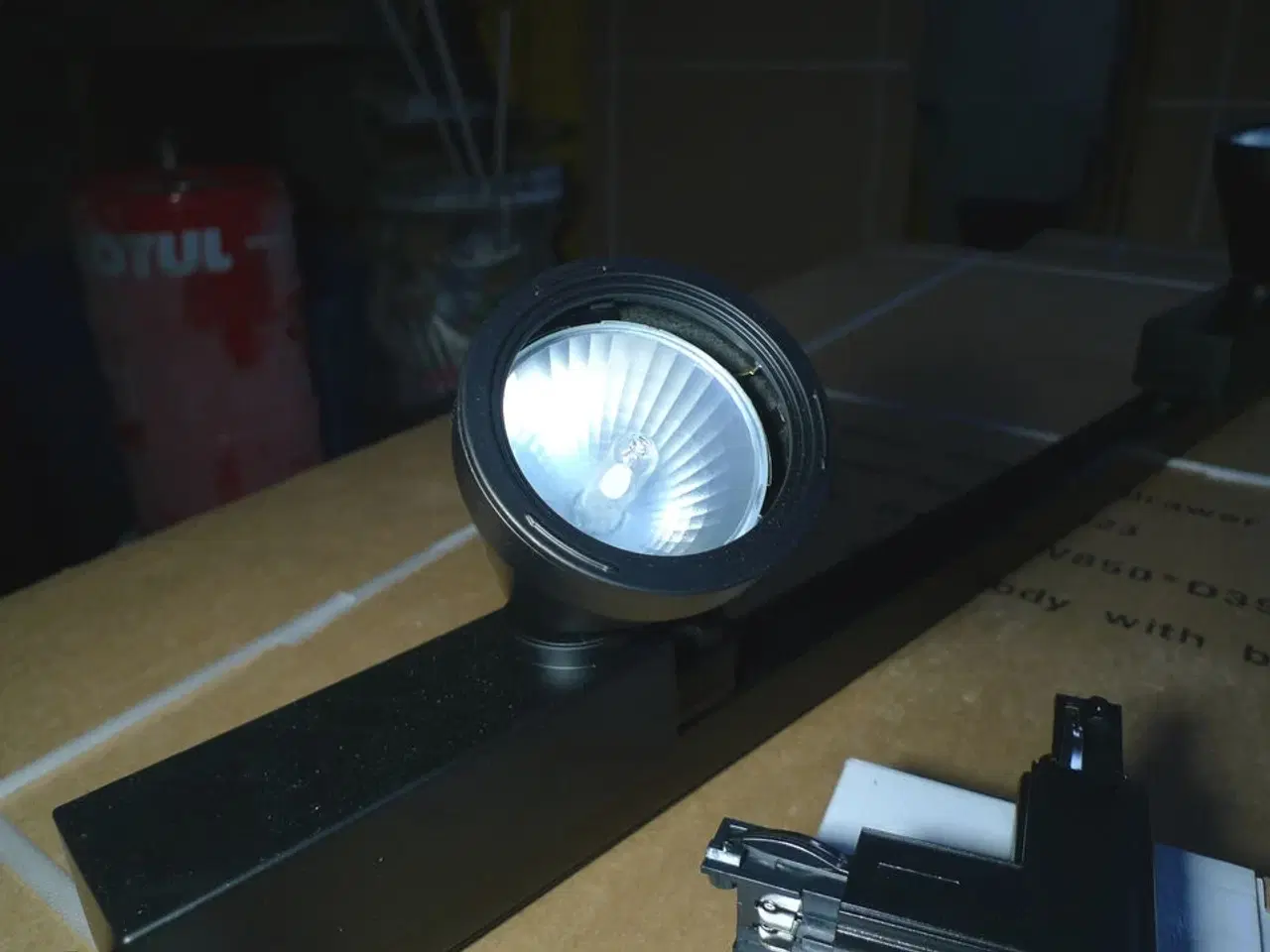 Billede 2 - 230V lysskinne 300cm sort m/4 stk. lamper + monteringstilbehør