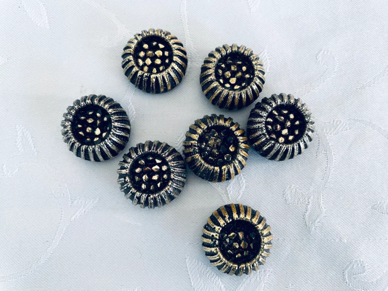 Billede 3 - Ældre knapper i sort og guld 