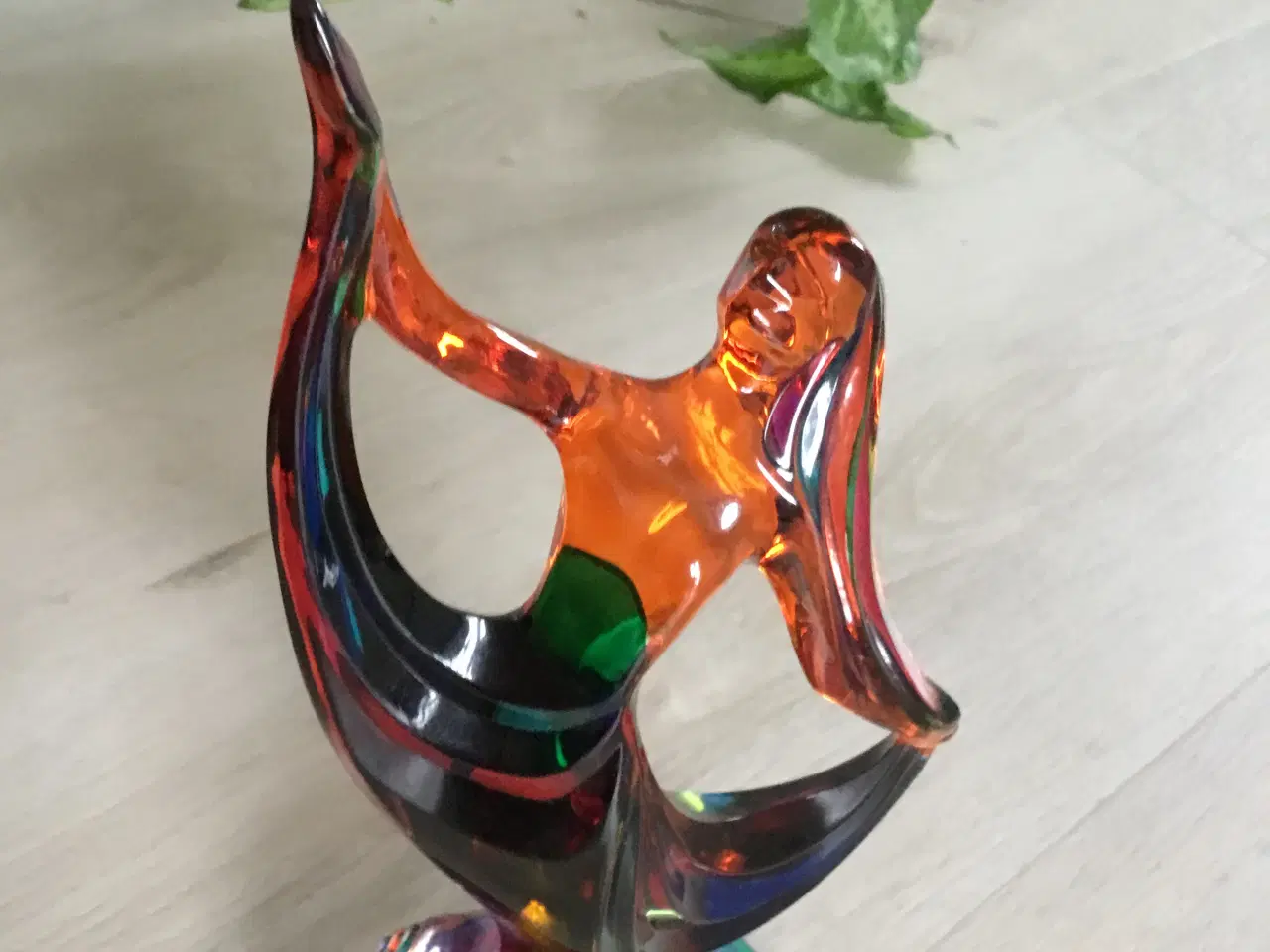 Billede 4 - Ældre farvet glas figur