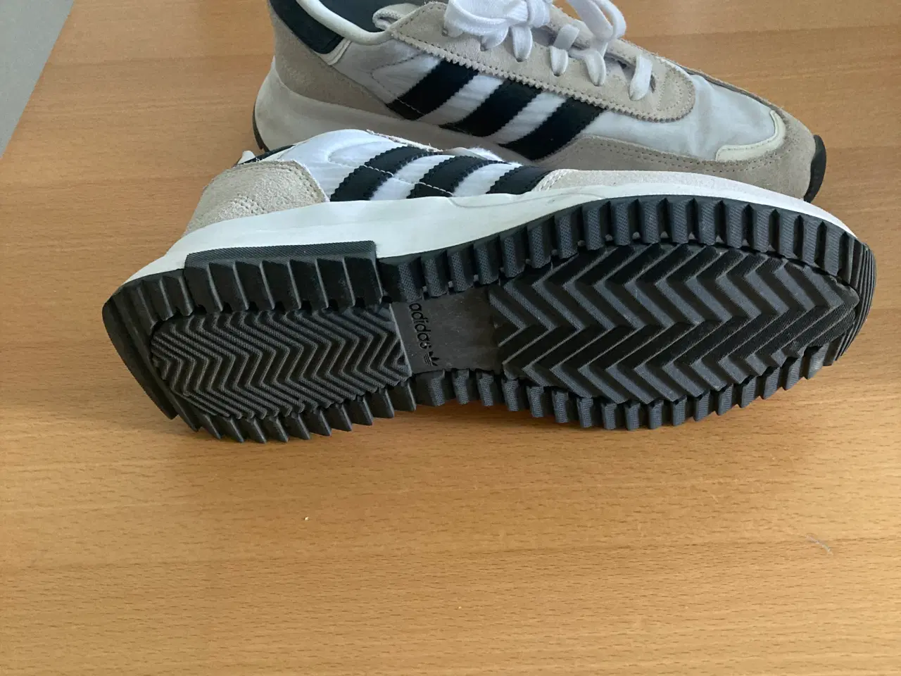 Billede 2 - Adidas sko hvide.  Næsten nye.