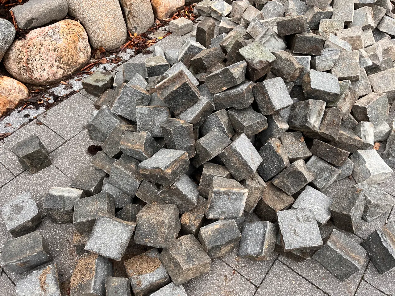 Billede 2 - Chausset sten i mørk grå - halve i str. 9x9 cm