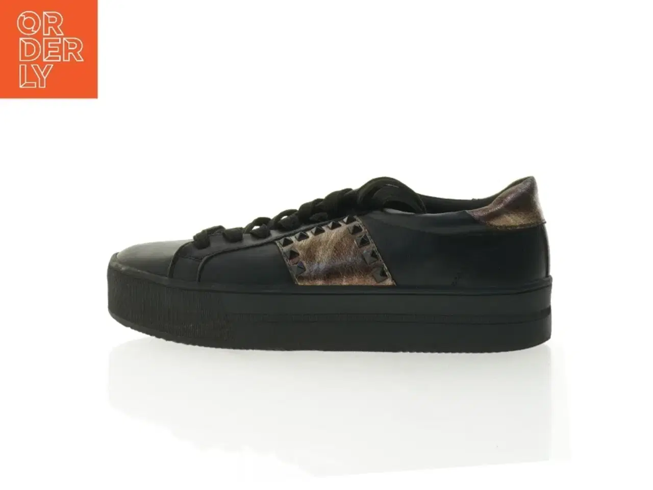 Billede 1 - Sorte sneakers med gyldne detaljer og nitter (str. 39)