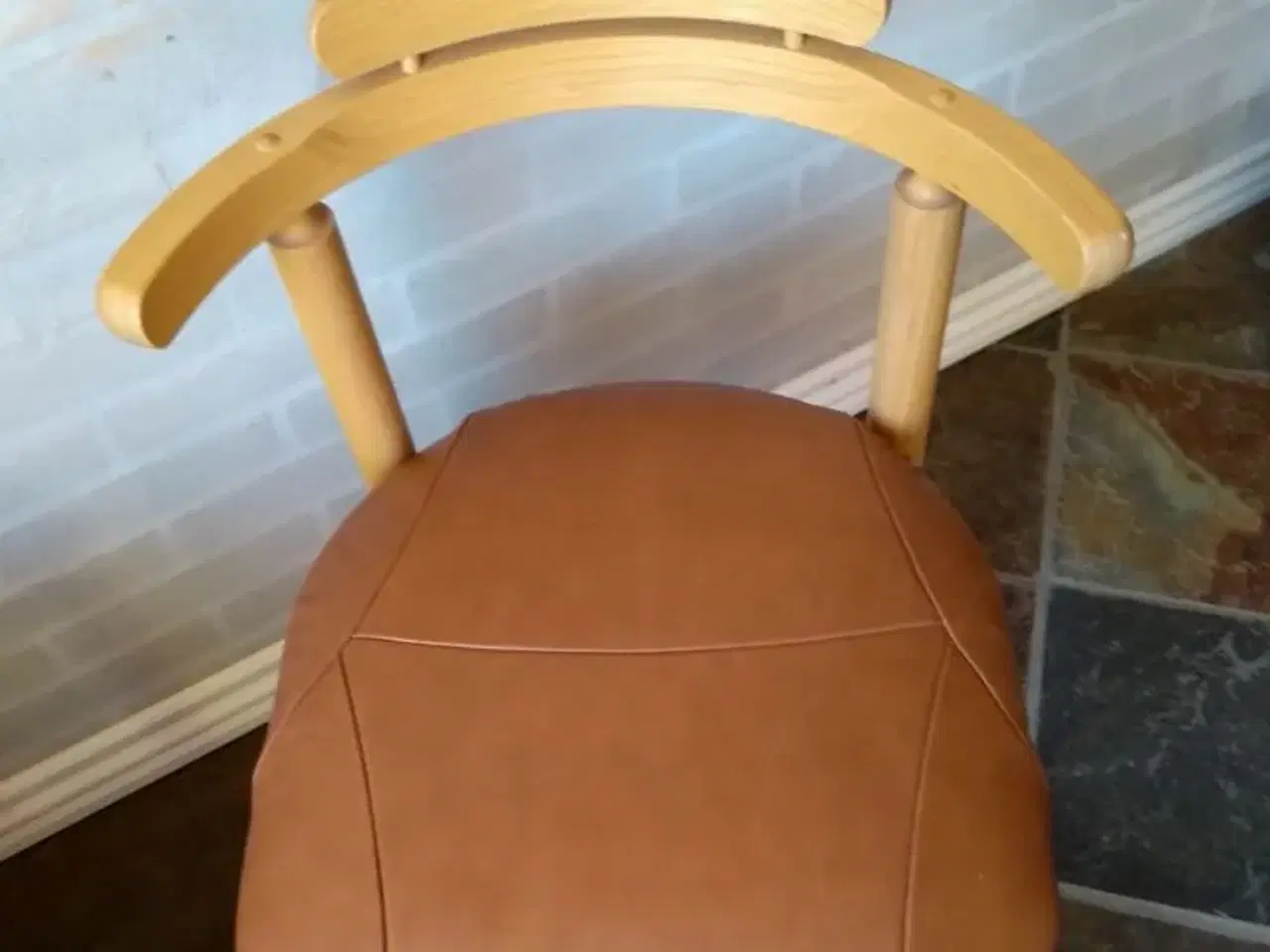 Billede 2 - 2 stole med læder sæde