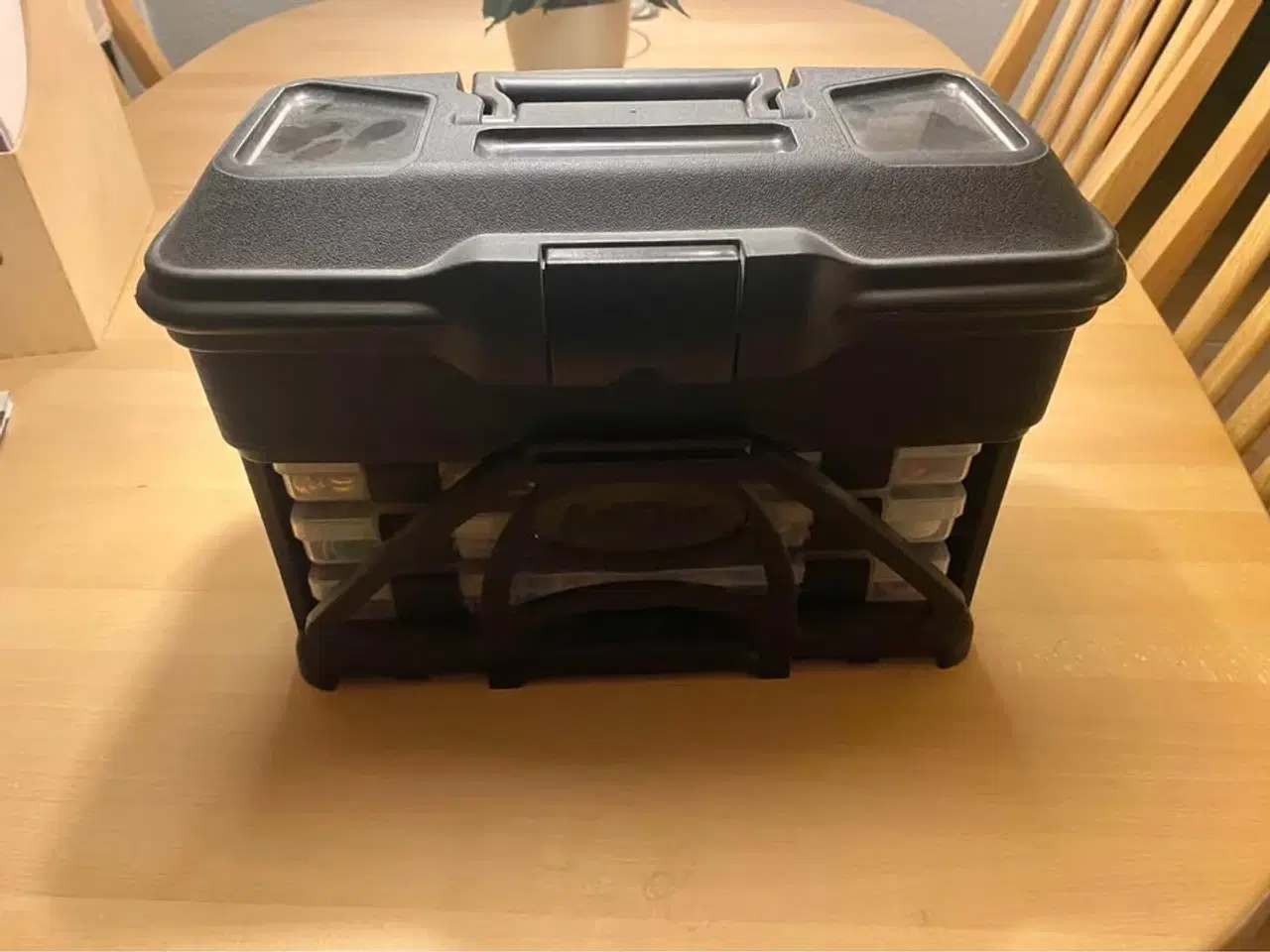 Billede 1 - Værktøjskasse fyldt med indhold til hækle og strik