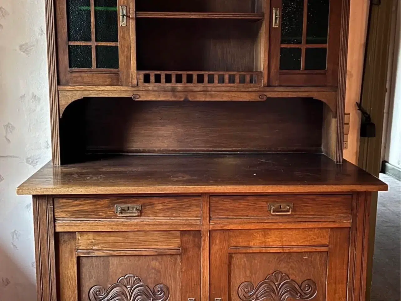 Billede 1 - Gl. Skab med glaslåger og skuffer 