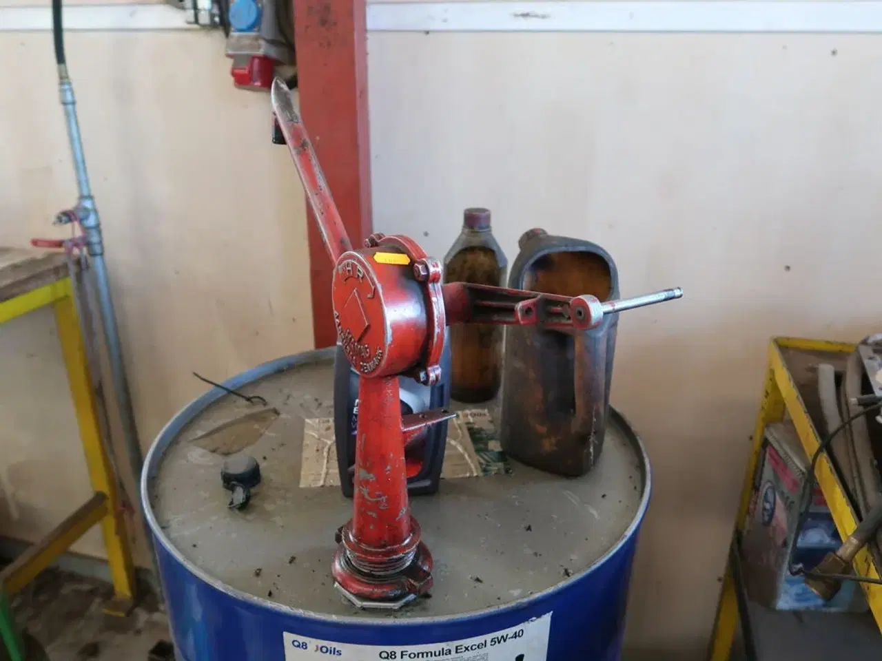 Billede 3 - Dunk med olie samt dispenser