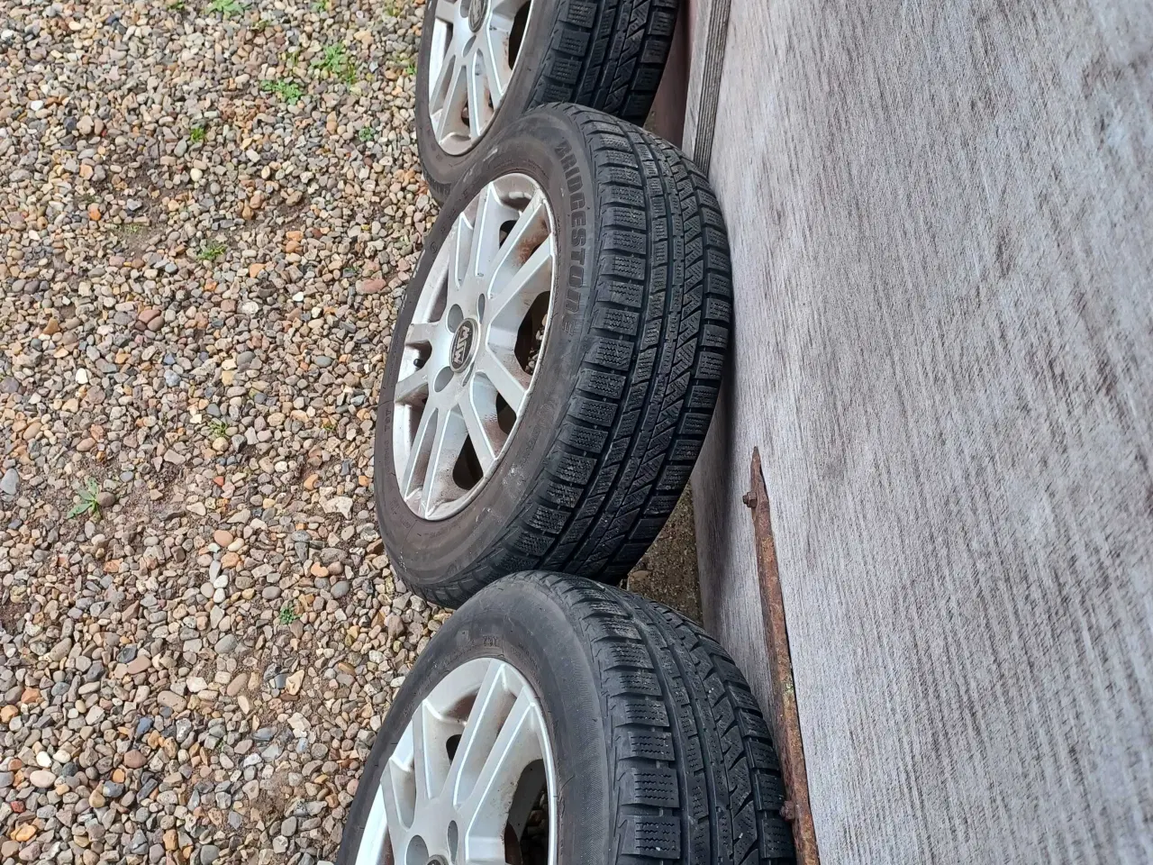 Billede 2 - Vinterdæk til en Toyota Aygo med TPMS. Ventil