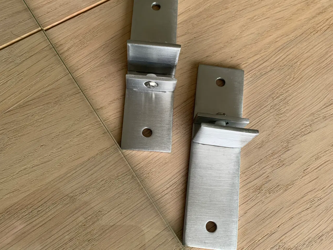 Billede 2 - Glashylder med beslag fra Ikea
