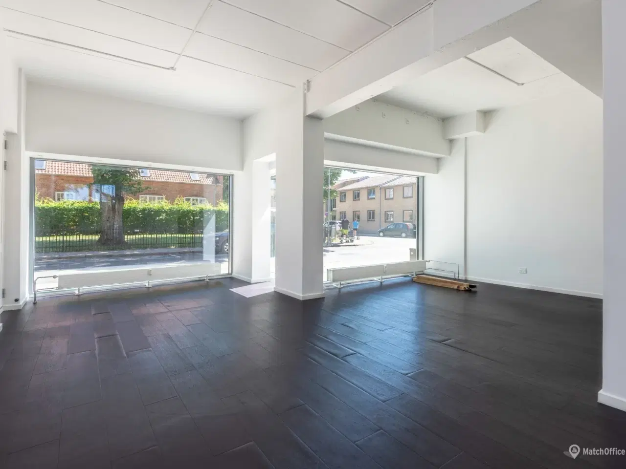 Billede 3 - Yderst central placering med store facadevinduer!