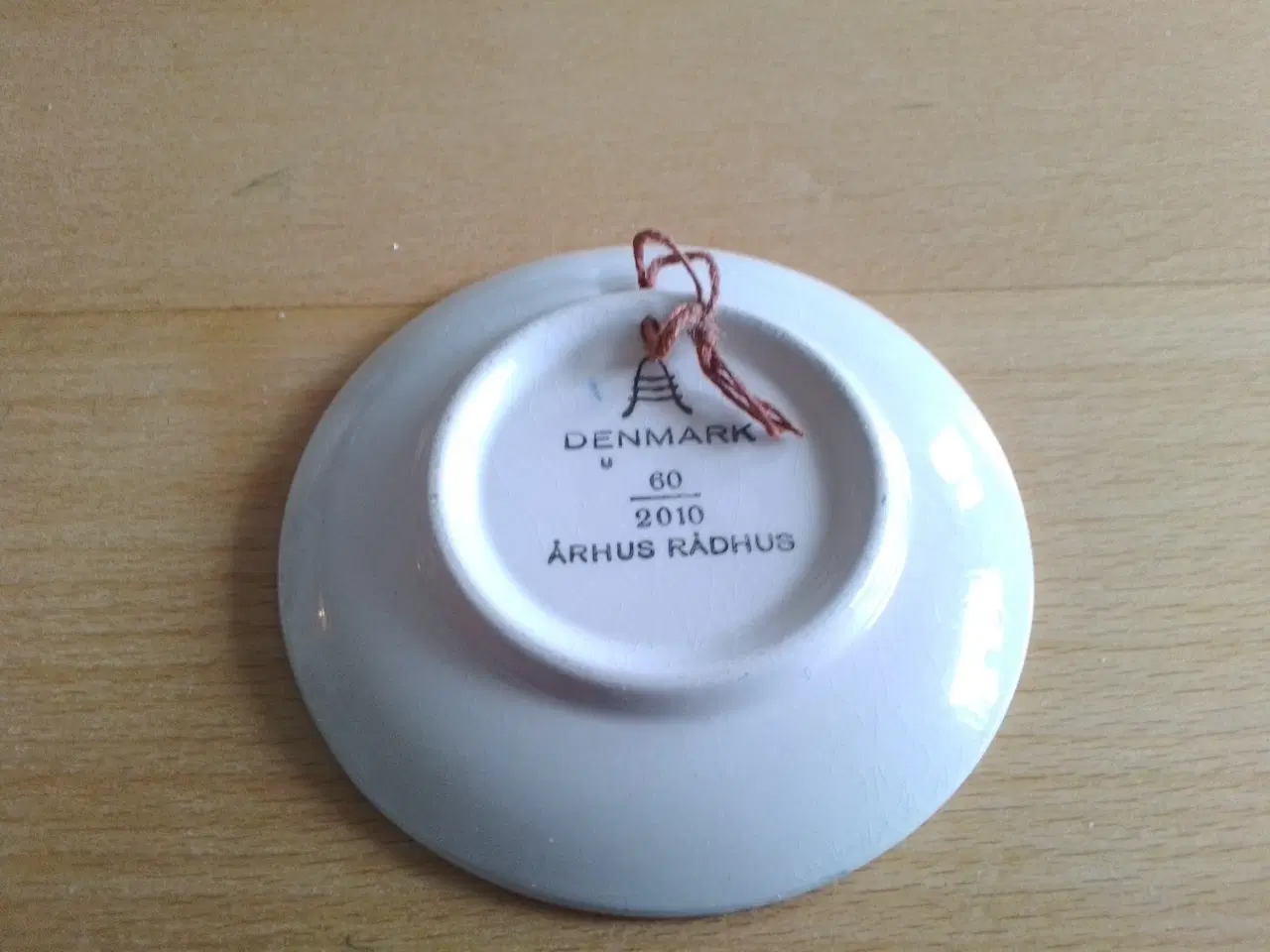 Billede 2 - Lille platte med Århus rådhus