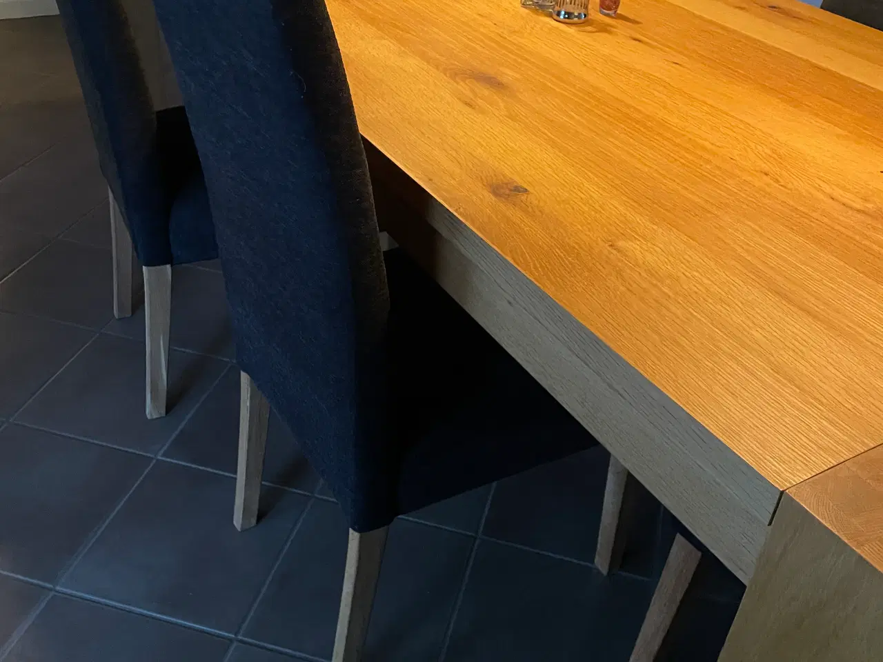 Billede 1 - Spisebord med 8 stole oliebehandlet