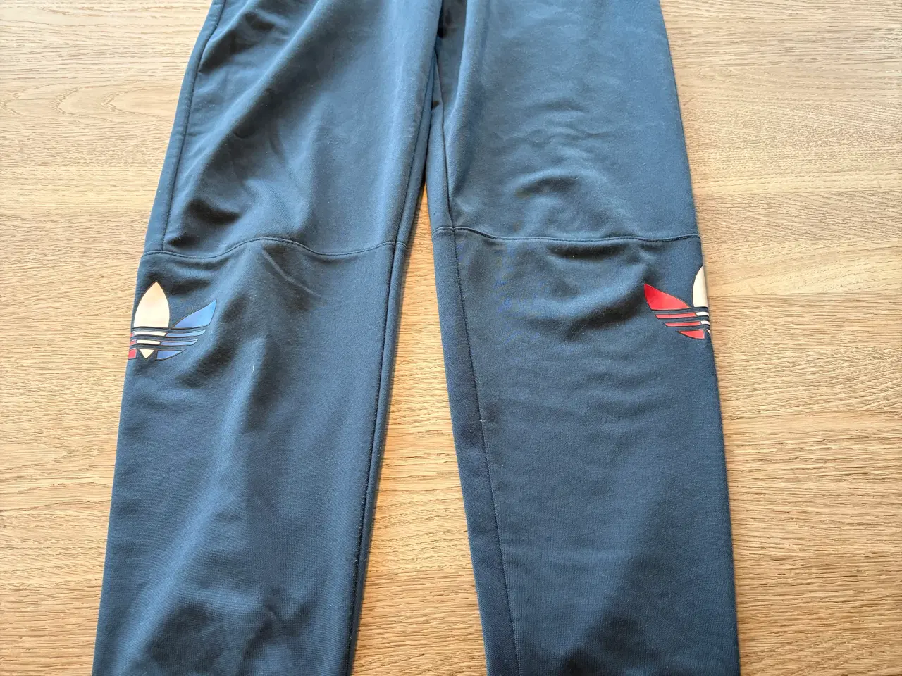Billede 3 - Adidas træningssæt str 158