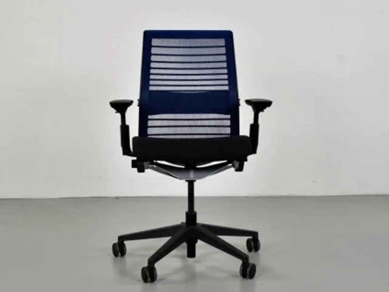 Billede 1 - Steelcase think kontorstol med sort sæde og ryg i blå mesh