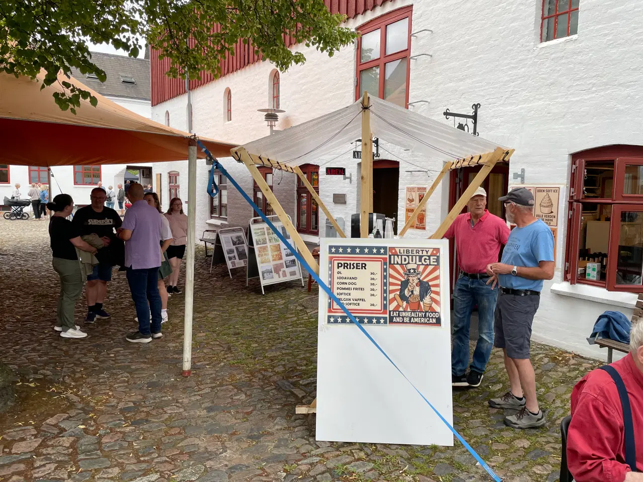 Billede 1 - Markedsbod med oversejl