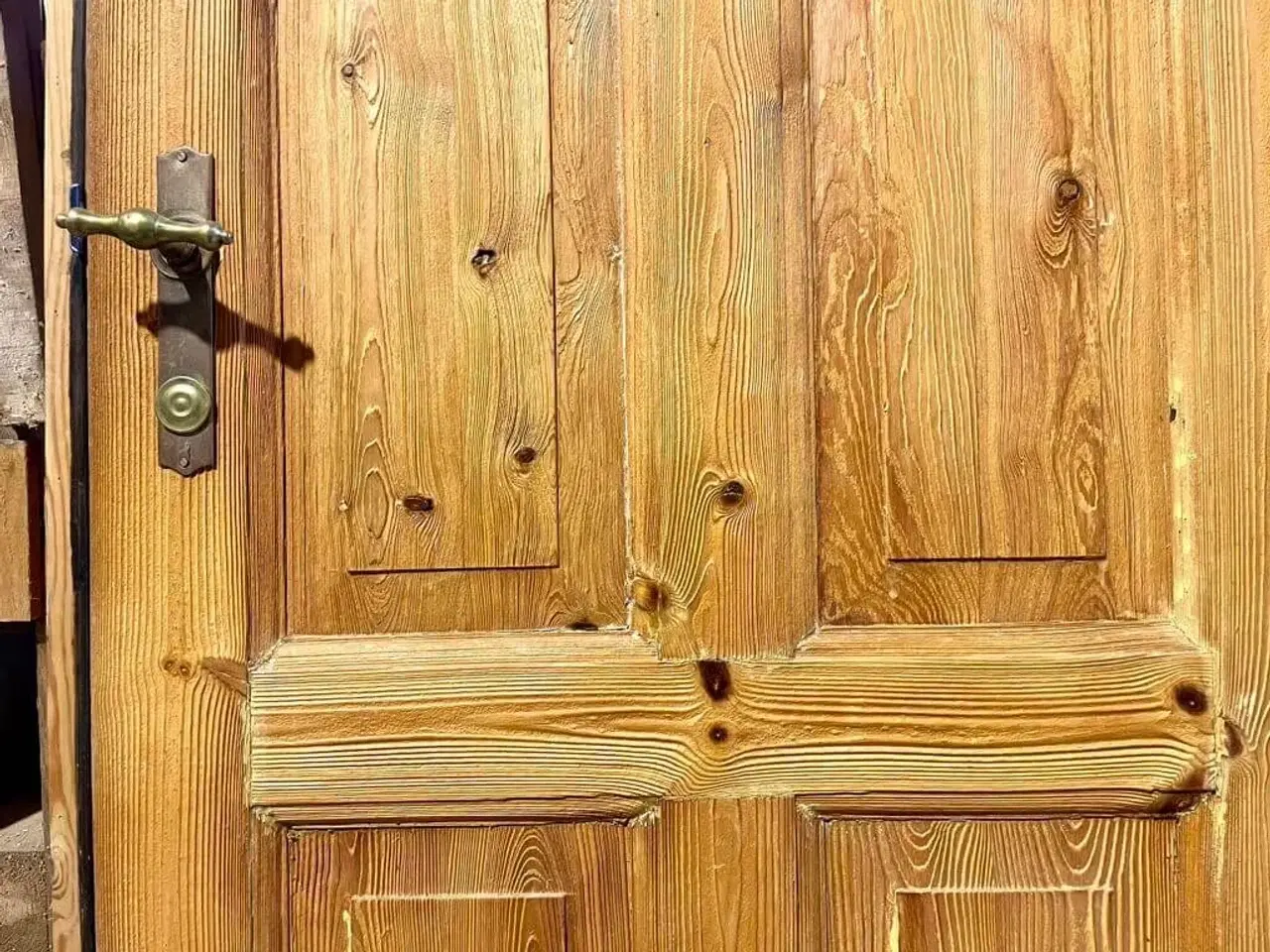 Billede 3 - Lav, klassisk Dannebrogsdør m. karm