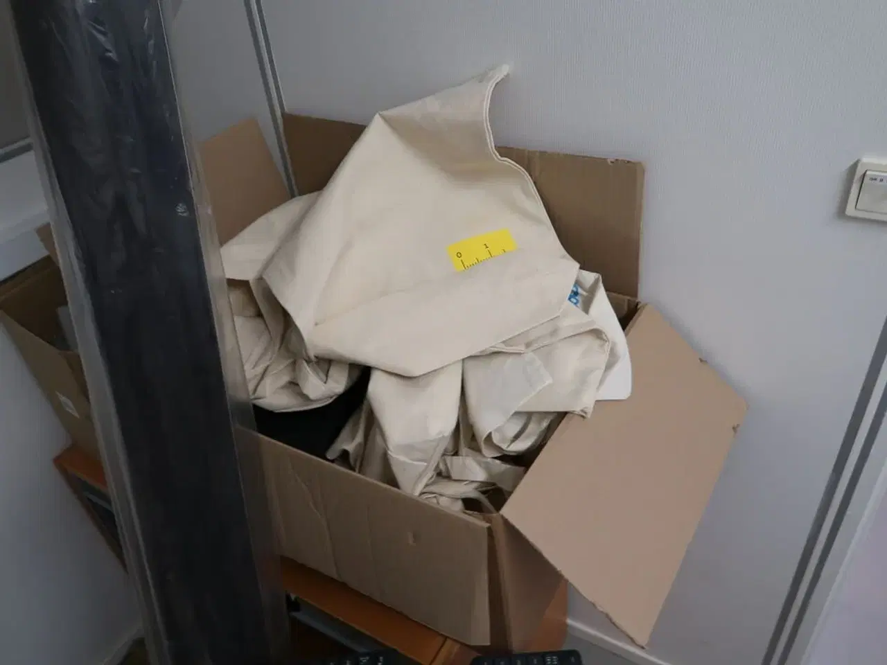 Billede 10 - Div. Elektronik, højtalere, skrivebord, merchandise m.m.