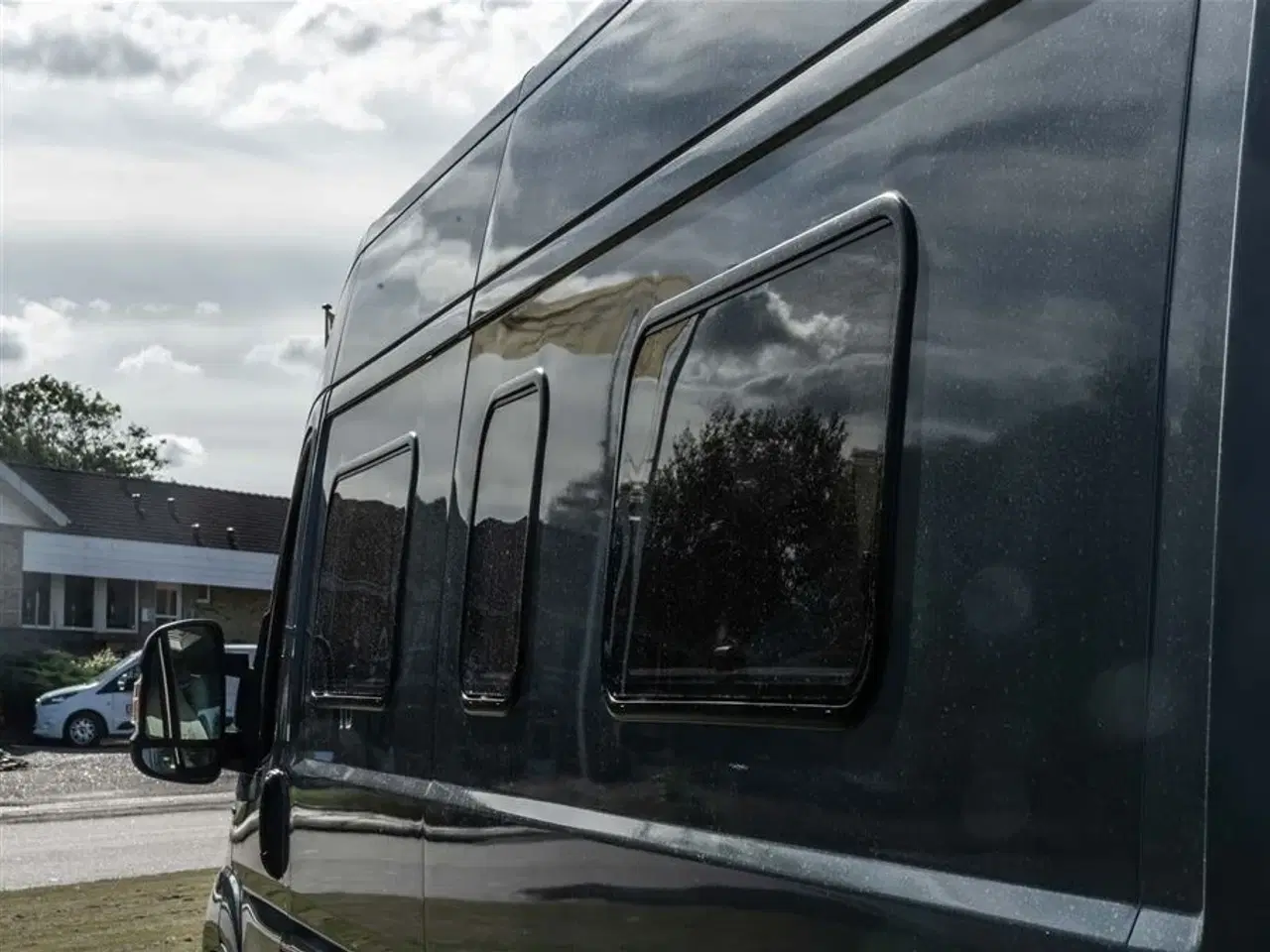 Billede 23 - 2020 - McLouis Menfys Van 04 Prestige Van med langsgående senge og fyldt med udstyr