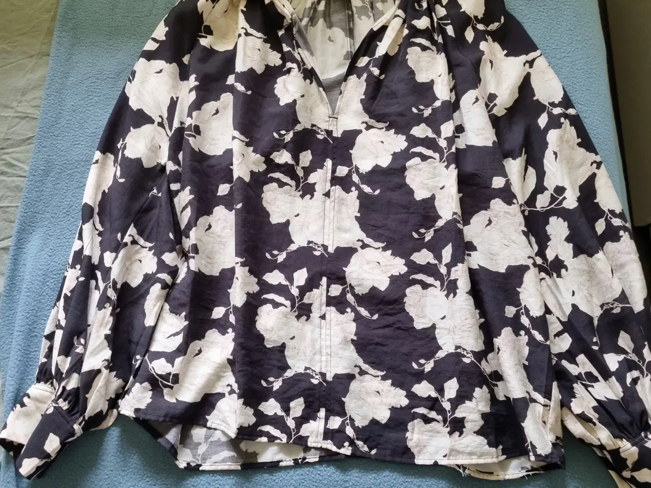 Billede 1 - Oversized bluse i sort/creme blomstret fra Hennes 