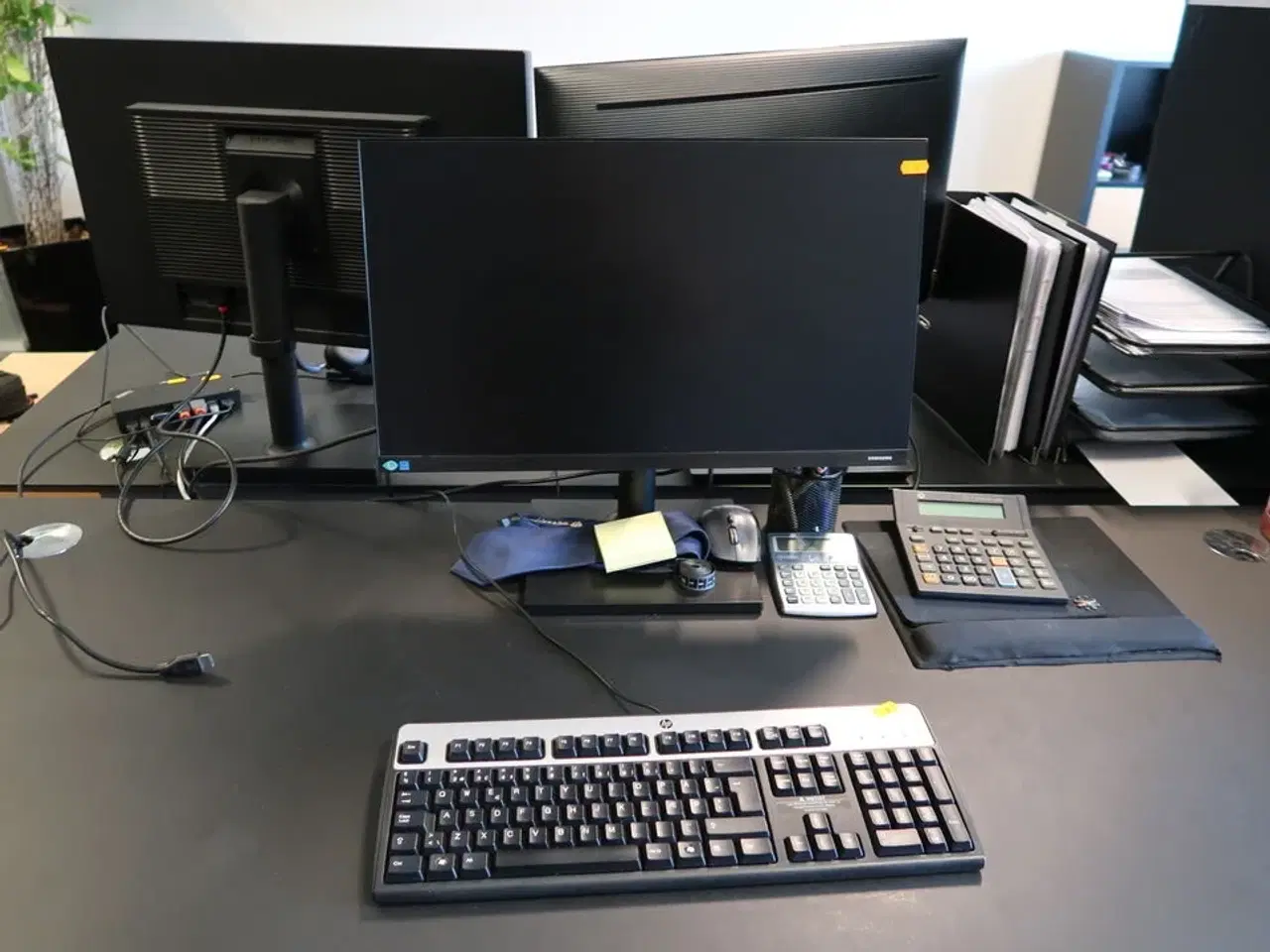 Billede 1 - Computerskærm SAMSUNG F24T450FQR samt tastatur og mus