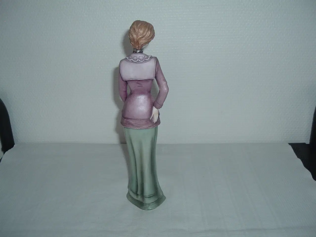 Billede 2 - Figur. Dame med blomsterbuket. Porcelænsfigur