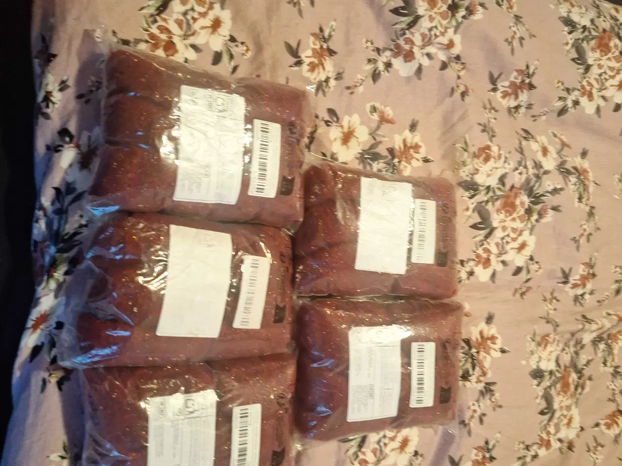 Billede 3 - Garn  røde  med sølvtråde blødt 