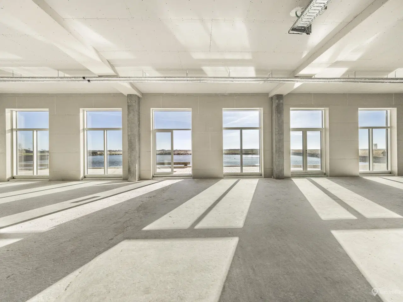 Billede 4 - 691 m² erhvervslejemål med skøn beliggenhed lige foran lille sø