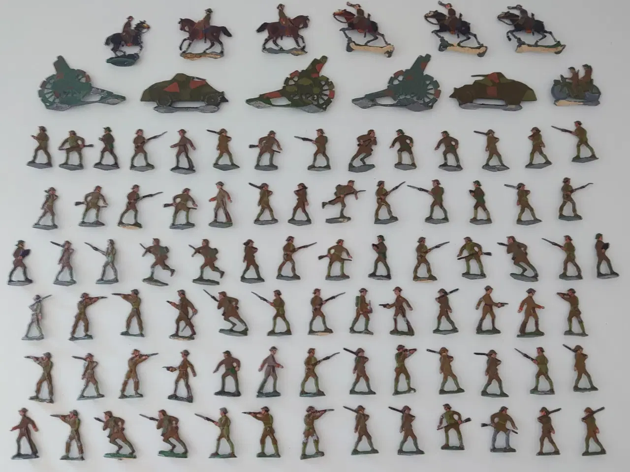 Billede 1 - 92 stk miniature tinfigurer af soldater, biler mm.