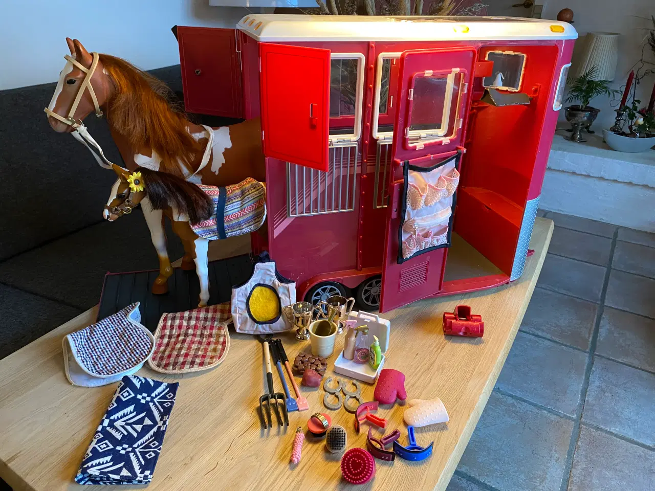 Billede 3 - Our generation hestetrailer, hest, dukke med tøj