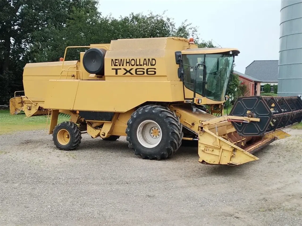 Billede 6 - New Holland TX 66 SLH årg. 1996, 3258 høsttimer og 4333 motortimer, selvoprettende soldkasse, 20 fods bord, stor tankoverbygning, maskinen er løbende serviceret