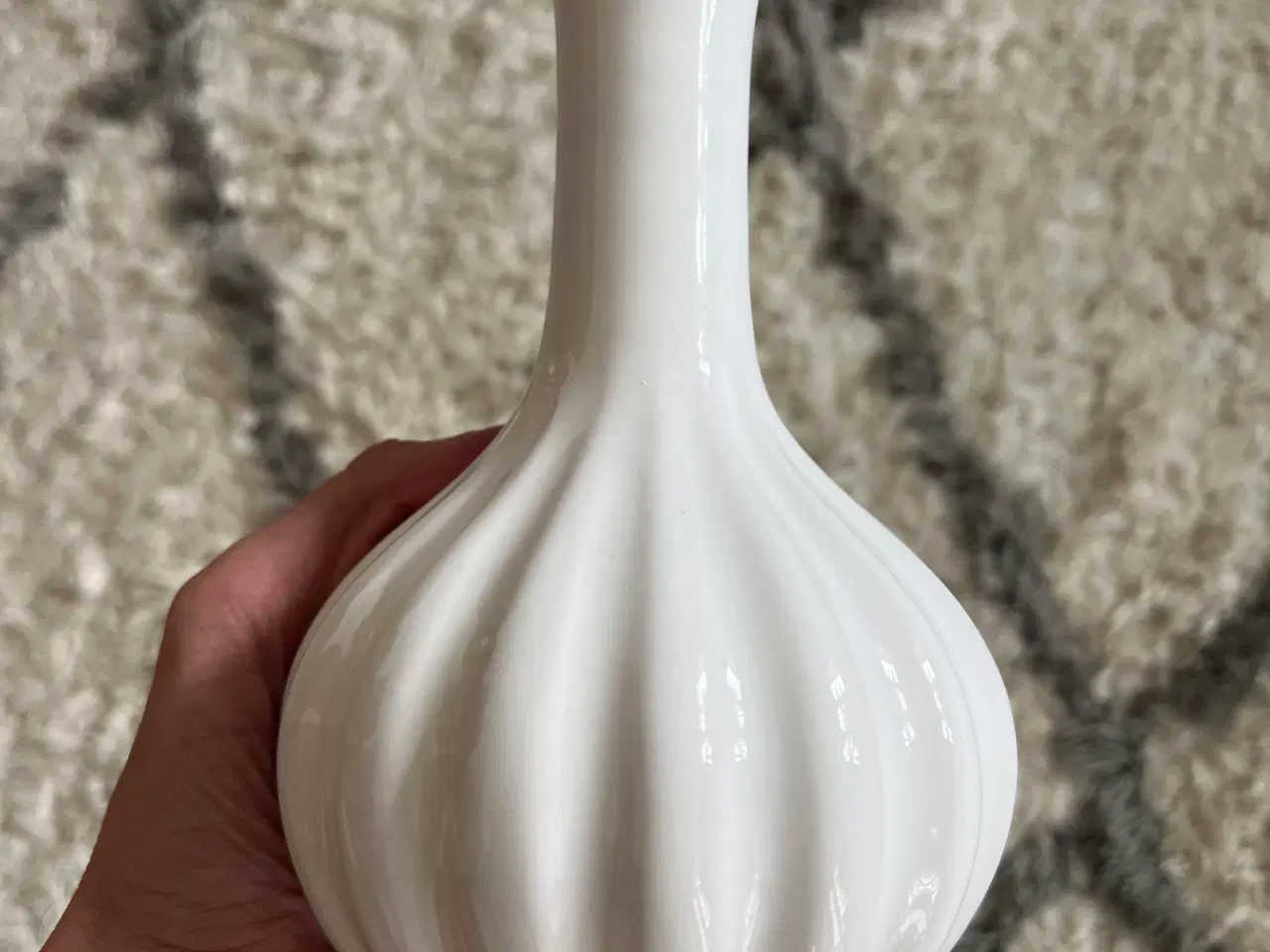 Billede 2 - Hvid rillet vase fra Knabstrup keramik