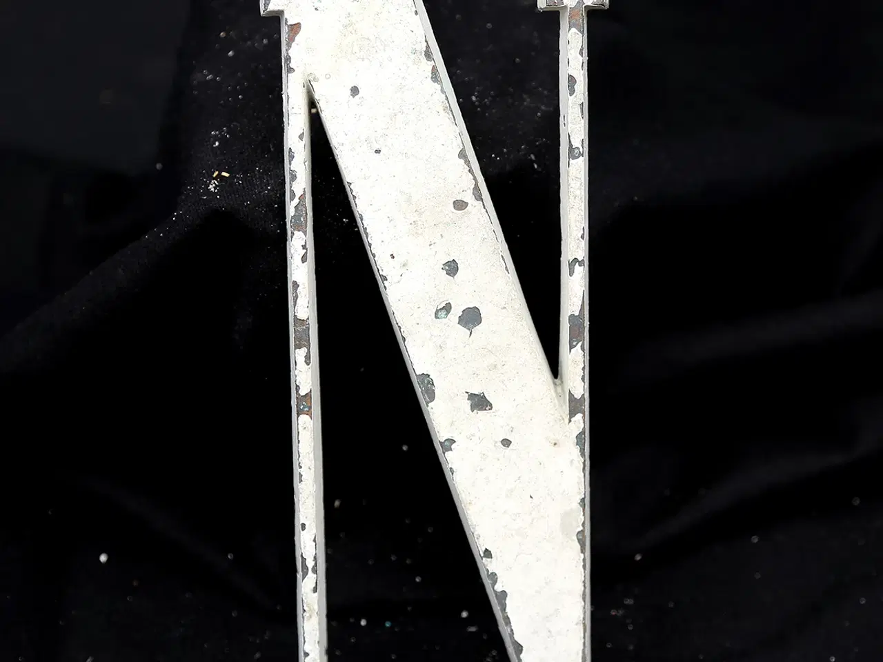 Billede 1 - Messing facadebogstav “N” – rå patina