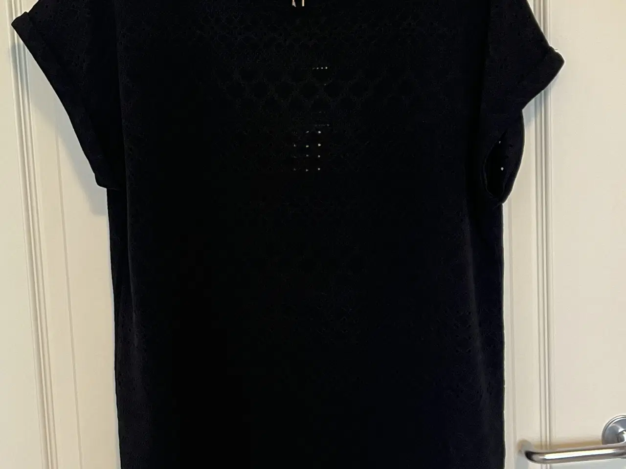 Billede 1 - Sort t-shirt med hulmønster fra Soyaconcept