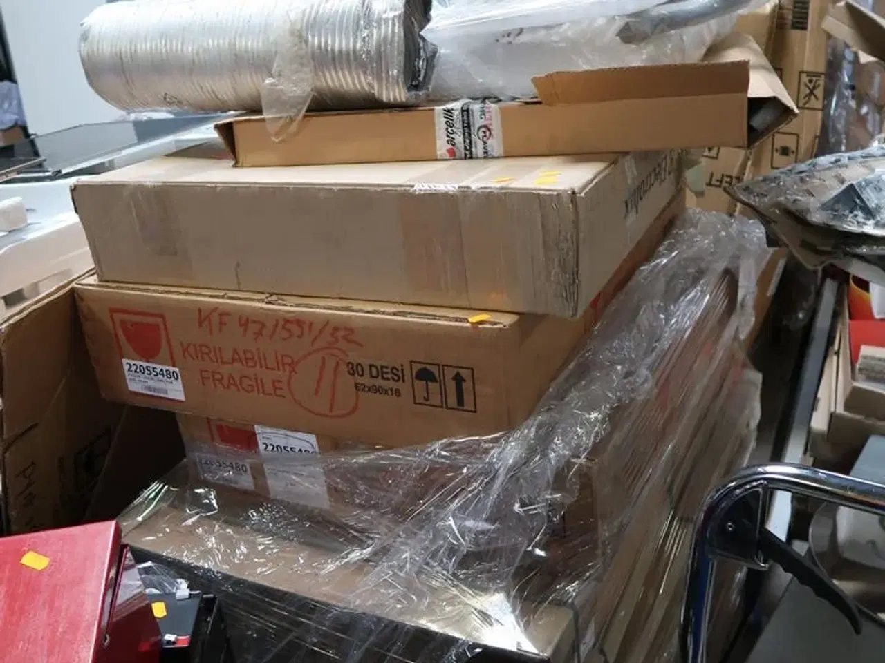 Billede 1 - Palle med div. Reservedele bl.a. køleskabsdøre m.m.